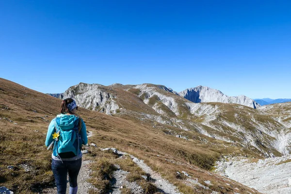 Woman Hiking Backpack Hiking Narrow Pathway Top Hohe Weichsel Austria — Stock fotografie