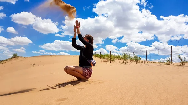 내몽골의 뜨거운 근교에 사막의 언덕에 모래를 던지며 반바지를 — 스톡 사진