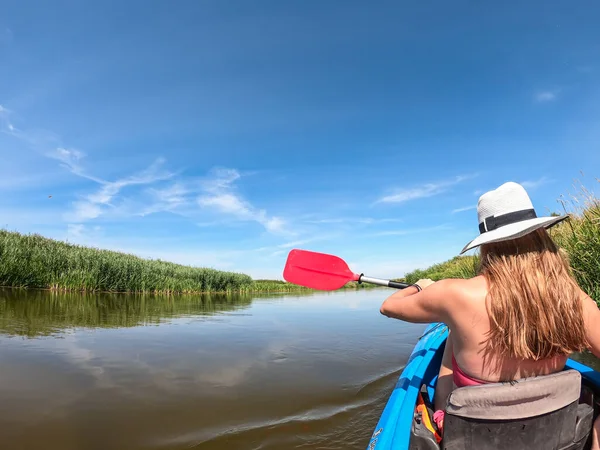 폴란드니 강에서 모자를 카약을 강둑에는 이우거져 있습니다 — 스톡 사진