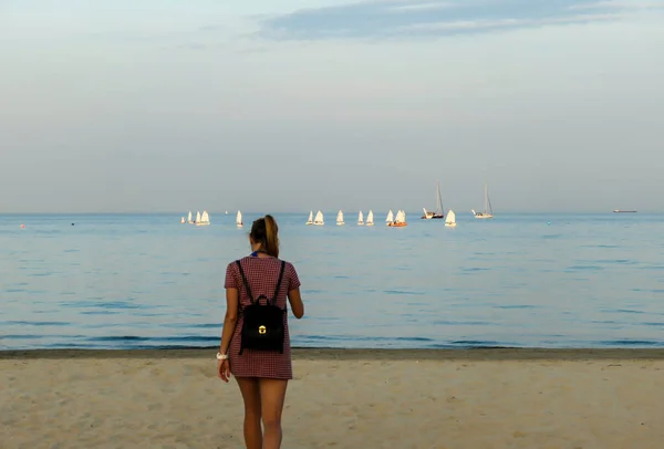 Una Mujer Vestido Corto Caminando Largo Línea Costera Una Playa —  Fotos de Stock