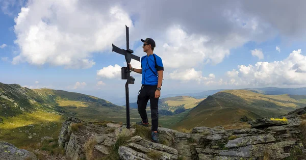Man Hiking Outfit Standing Next Metal Cross Top Seespitze While — Stock fotografie