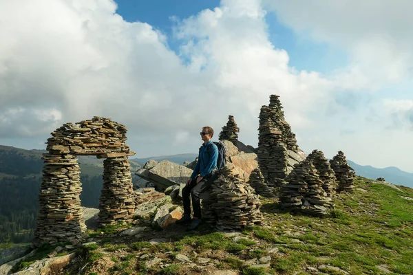 Man Hiking Outfit Sitting Next Massive Stones Display While Hiking — Stock fotografie