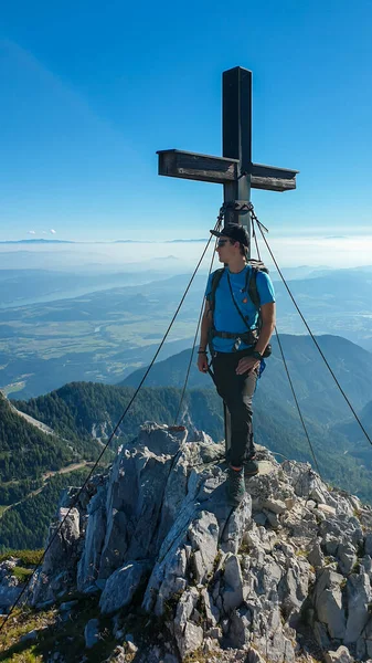 Man Big Backpack Standing Metal Cross Panoramic View Alps Top — Stock fotografie