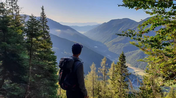 Man Hiking Backpack Enjoying View Alpine Valley Way Hohe Weichsel — Stock fotografie