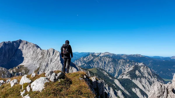 Man Hiking Backpack Standing Edge High Mountain Hohe Weichsel Austria — Stock fotografie