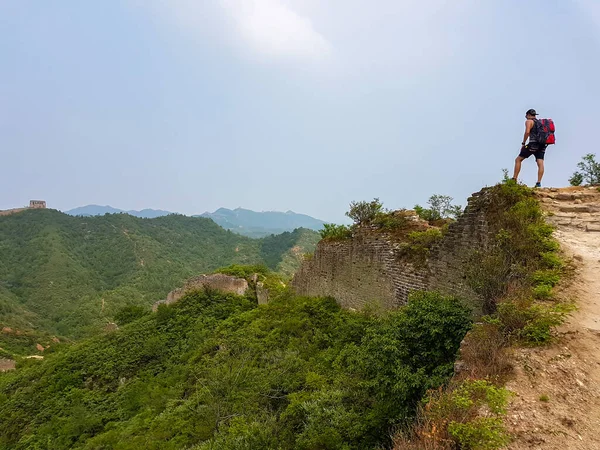 Man Hiking Backpack Walking Unrenewed Gubeikou Part Great Wall China — Stock fotografie