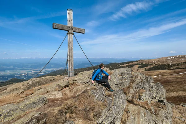 Man Hiking Backpack Sitting Wooden Cross Top Sauofen Austrian Alps — Stock fotografie