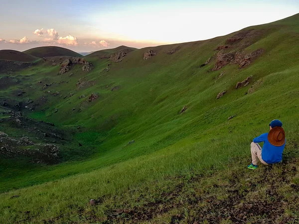 Man Sitting Stone Green Hill Xilinhot Inner Mongolia Enjoys Sunset — Stock fotografie