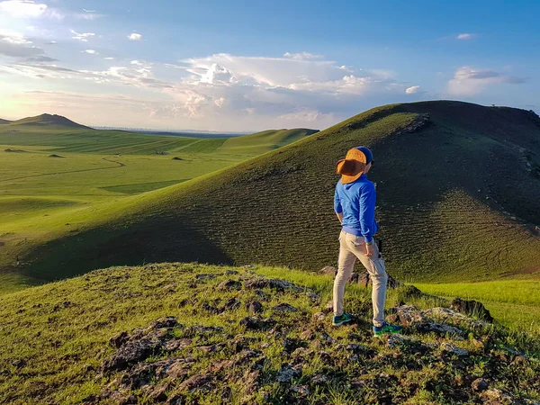 Man Standing Green Hill Xilinhot Inner Mongolia Enjoys Sunset Wearing — Stock fotografie