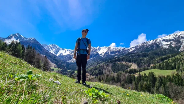 Man Big Hiking Backpack Enjoying Panoramic View Baeren Valley Austrian — Stock fotografie