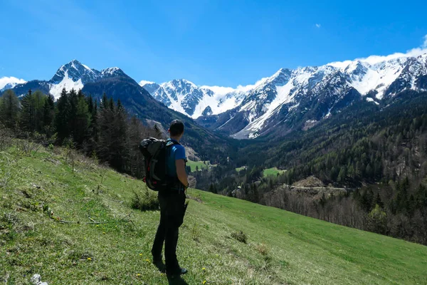 Man Big Hiking Backpack Enjoying Panoramic View Baeren Valley Austrian — Stock fotografie