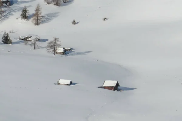Alcuni Cottage Montagna Ricoperti Uno Strato Neve Spessa Situati Sulle — Foto Stock
