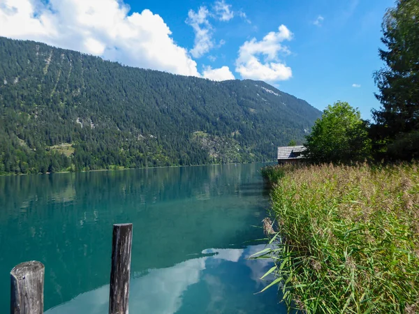 Idyllic View Small Cottage Located Shore Weissensee Lake Surrounded Austrian — Foto Stock
