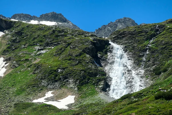 Cascading Waterfall Austrian Alps Slopes Overgrown Lush Green Grass Waterfall — 스톡 사진