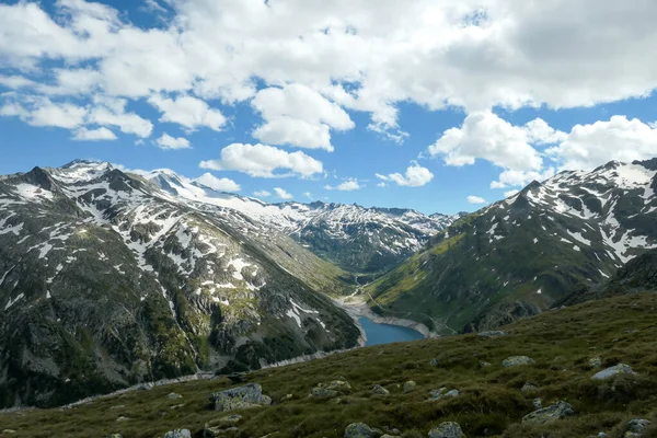 오스트리아 알프스의 호수는 남색으로 지역에 펼쳐져 산들로 둘러싸여 있습니다 을제어 — 스톡 사진