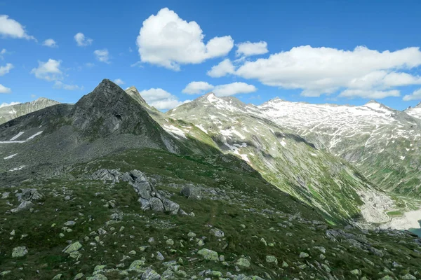 오스트리아 알프스 지역에 빙하에서 파노라마 사진을 수있다 골짜기에는 푸르고 새싹이 — 스톡 사진