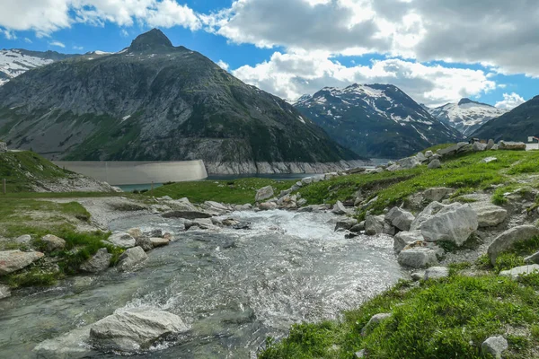 오스트리아 알프스에 급류가 호수로 흘러들어 옵니다 주위에 초원에는 이우거져 있습니다 — 스톡 사진