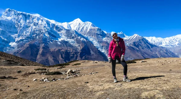 Woman Trekking Annapurna Circuit Trek Himalayas Nepal Panoramic View Snow — Stock fotografie