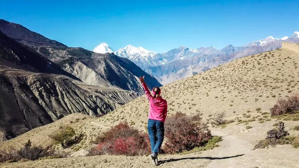 Woman Enjoying View Dry Himalayan Valley Located Mustang Region Annapurna — Stock fotografie