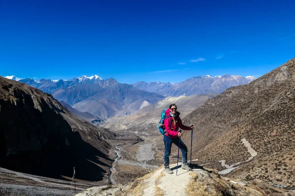 Woman Hiking Dry Path Himalayan Valley Located Mustang Region Annapurna — Stock fotografie