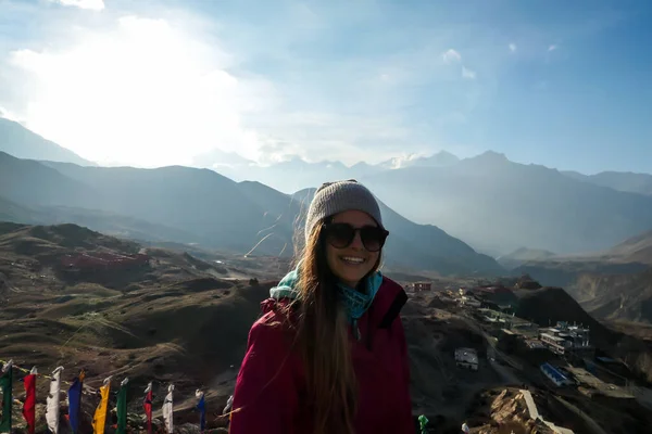 Woman Enjoying Her Time Himalayas While Trekking Annapurna Circuit Trek — Stock fotografie