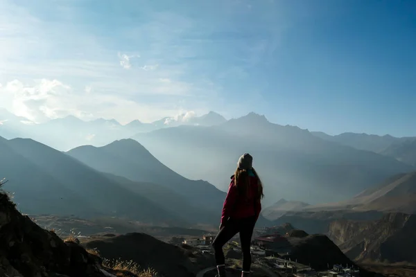 Girl Wearing Pink Jacket Standing Top Himalayan Mountain Enjoying Misty — Stock fotografie