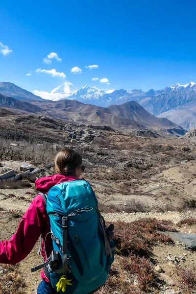 Woman Hiking Himalayan Valley Located Mustang Region Annapurna Circuit Trek — Stock fotografie