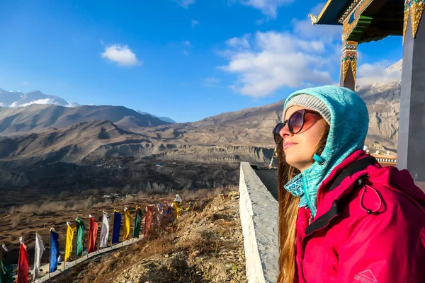 Girl Wearing Pink Jacket Sitting Wall Top Mountain Enjoying Himalayan — Stock fotografie