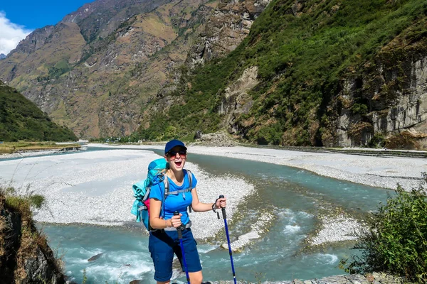 Dívka Putující Svazích Annapura Circuit Treku Nepálu Silný Proud Sebou — Stock fotografie