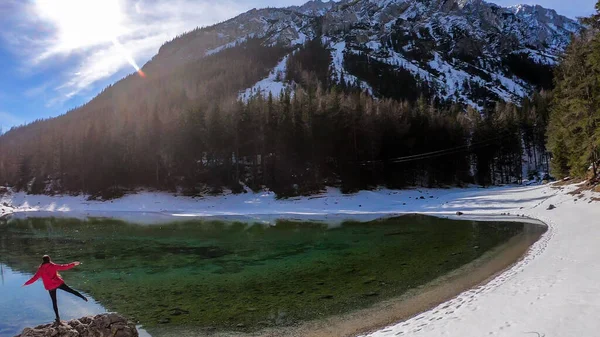 Mulher Uma Grande Pedra Beira Lago Verde Alpes Austríacos Inverno — Fotografia de Stock