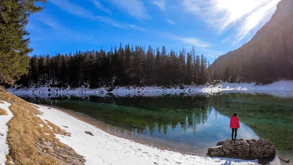 Mulher Uma Grande Pedra Beira Lago Verde Alpes Austríacos Inverno — Fotografia de Stock