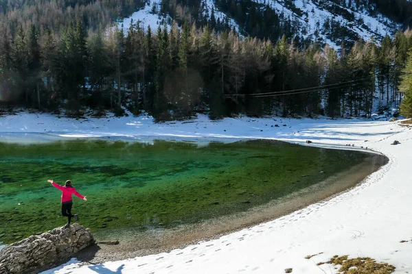Uma Mulher Pedra Lado Costa Lago Verde Nos Alpes Austríacos — Fotografia de Stock