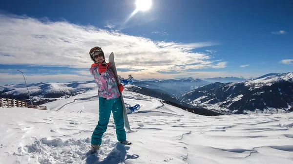 Μια Γυναίκα Που Περπατάει Πάνω Χιόνι Σανίδα Του Σκι Πάνω — Φωτογραφία Αρχείου