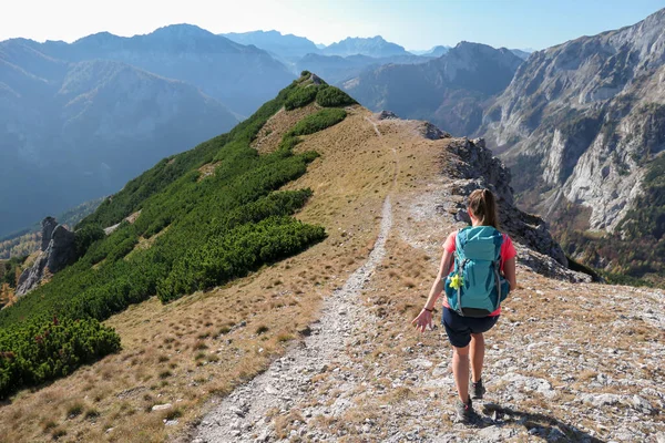 Woman Hiking Mountain Ridge Hochschwab Region Austrian Alps Endless Mountain — Stock fotografie