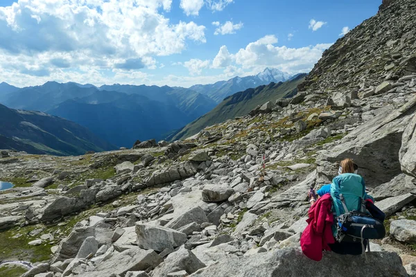 Panoramatický Výhled Hohe Sonnblick Rakouských Alpách Grossglockner Žena Turistickým Batohem — Stock fotografie
