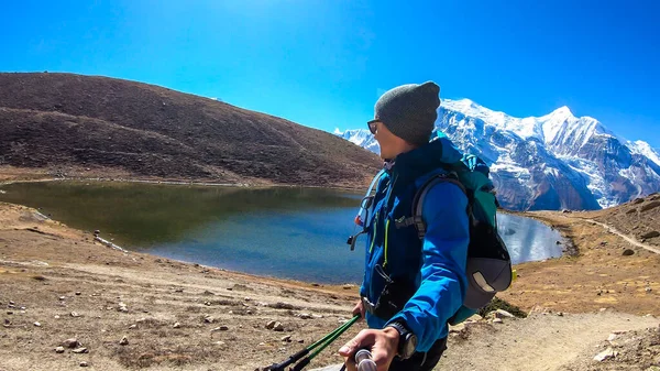 Man Trekking Ice Lake Annapurna Circuit Trek Detour Himalayas Nepal — Stock fotografie