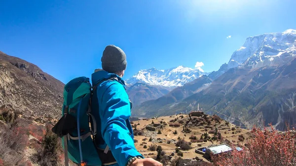 Muž Pěší Túře Selfie Sněhem Kápi Annapurna Řetězu Vzadu Annapurna — Stock fotografie