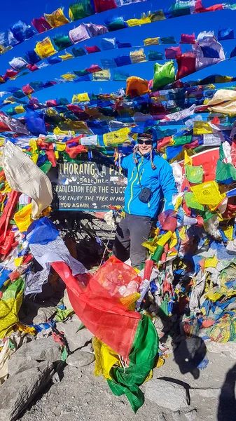 Man Standing Prayer Flags Top Thorung Pass Annapurna Circuit Trek — 스톡 사진
