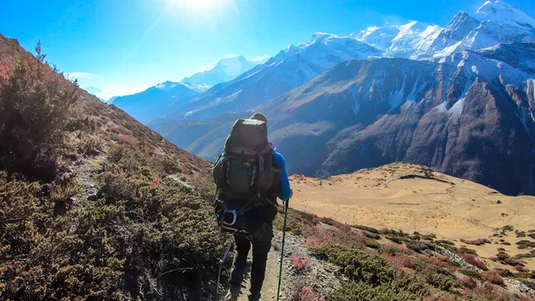 Muž Velkým Turistickým Batohem Putující Podél Annapurna Circus Himalájích Nepál — Stock fotografie