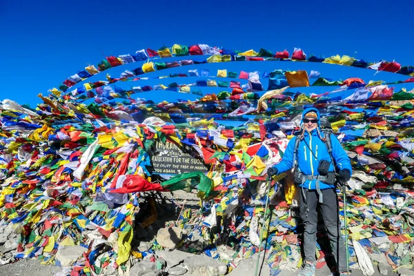 Man Standing Prayer Flags Top Thorung Pass Annapurna Circuit Trek — 스톡 사진