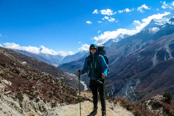 Man Enjoying Her Trek Tilicho Lake Annapurna Circuit Nepal Back — Stock fotografie
