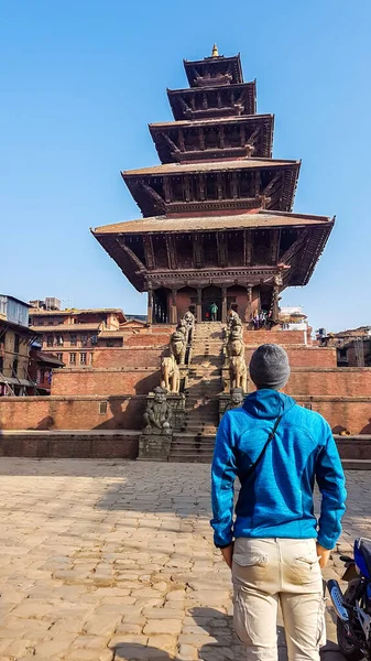 在尼亚塔波拉庙宇的Bhaktapur 一个戴着便帽的男人站在一座庙宇前 印度教庙宇有五层楼 发现新的文化 一个宗教和历史崇拜的地方 精神方面 — 图库照片