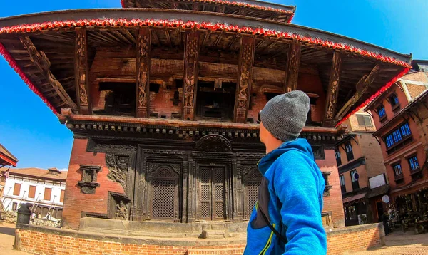 在尼泊尔加德满都的Durbar广场 一个男人正在和一幢大楼自言自语 这座建筑是一座寺庙建筑群 装饰着丰富的红色和金色元素 教科文组织遗址 — 图库照片