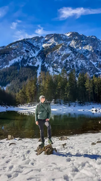 Homem Pedra Lado Costa Lago Verde Nos Alpes Austríacos Montanhas — Fotografia de Stock