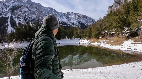 Homem Andando Redor Costa Green Lake Áustria Tirando Uma Selfie — Fotografia de Stock