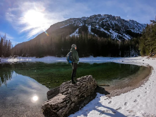 Homem Sobre Uma Grande Pedra Beira Lago Verde Nos Alpes — Fotografia de Stock