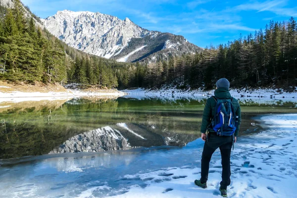Homem Passear Pela Costa Lago Verde Áustria Neve Cobrindo Montanhas — Fotografia de Stock