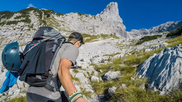 Muž Selfie Při Pěší Túře Kamenité Alpské Oblasti Rakousku Obloha — Stock fotografie