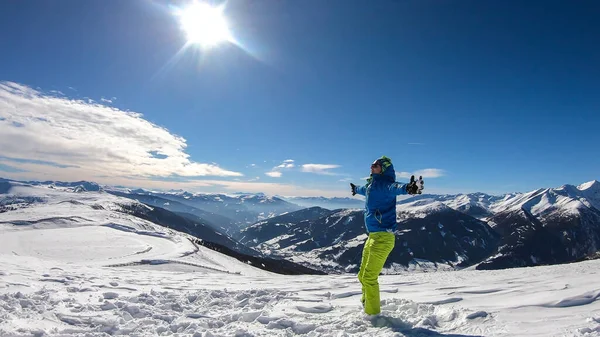 Joven Con Una Chaqueta Esquí Azul Haciendo Yoga Parte Superior — Foto de Stock