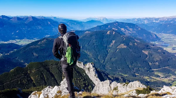 Man Climbing Outfit Standing Top Kaiserau Kreuzkogel Austrian Alps Looking — Stock fotografie